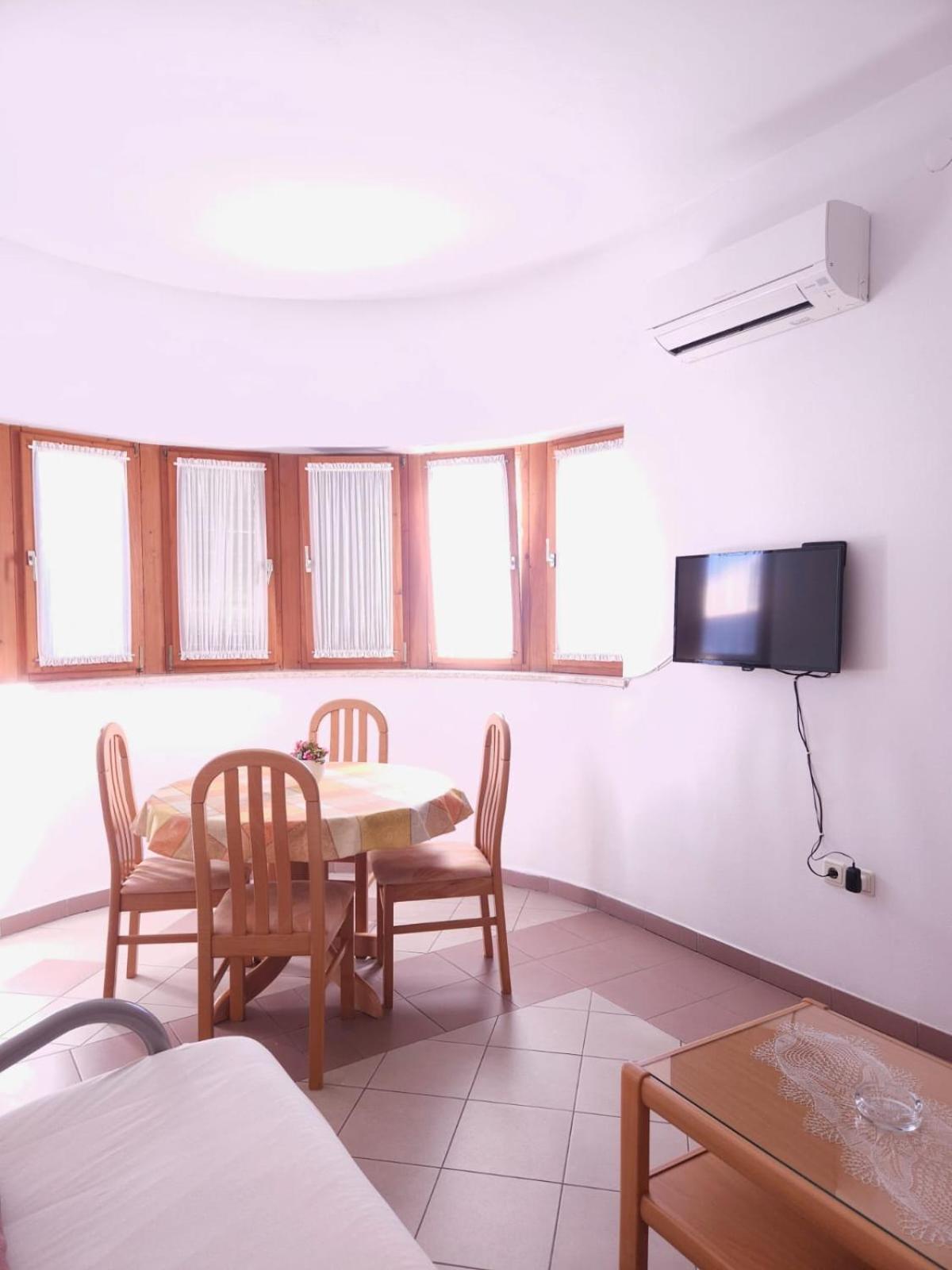 Lorena Apartments In Pula Bagian luar foto